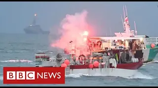 Dozens of French boats protest off Jersey in row with UK over fishing rights - BBC News