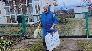 Вася с Галей загружают машину.Еду в Киев.