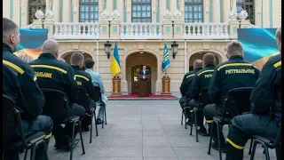 Президент України Володимир Зеленський щиро привітав українських рятувальників з професійним святом