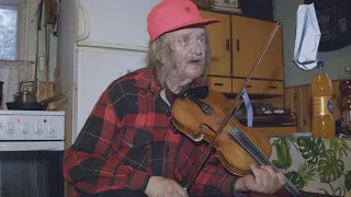 Eero Lahti ja hanuristi Taisto Lähteelä musisoivat.