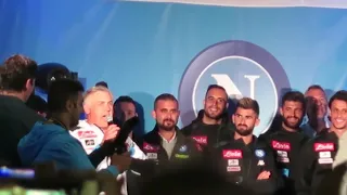 CARLO ANCELOTTI CANTA ‘I MIGLIORI ANNI’ AL RITIRO DEL NAPOLI