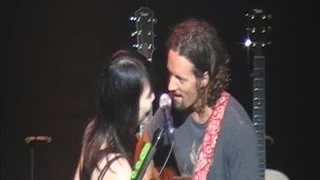 Lucky fan gets to sing "LUCKY" onstage with Jason Mraz (Esther Kim) - Auckland 15.11.11