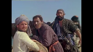 Саид разоружает бандита и присоединяется к Сухову. Белое солнце пустыни