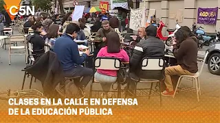 CLASES en la CALLE en DEFENSA de la EDUCACIÓN PÚBLICA