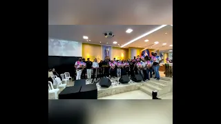 Banda de Marília Mendonça canta na missa de sétimo dia do produtor Henrique Bahia