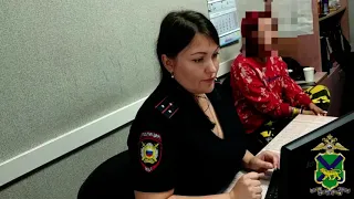 В Приморье полицейские установили личность школьницы, которая разбила стенку «умной» остановки