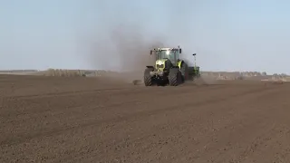 Claas Atles 936 tractor with Amazone drill in Sibiria near Barnaul