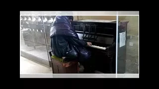 Video viral de joven vagabundo tocando el piano vuelve a inundar las redes