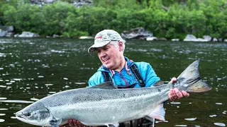 Going down Steinfoss with a salmon – Alta river