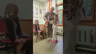 Первый урок скрипки в музыкальной школе 🎻