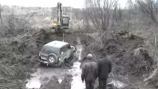 Экскаватор золотарей строит нам дорогу через р.Ик 2008г.