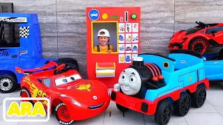 نيكيتا تلعب بيع سيارات لعبة للأطفال
