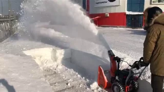 Снегоуборщик в работе (Daewoo DAST 7565)
