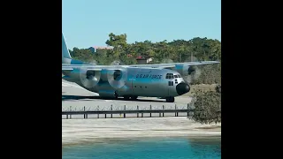 Avião Hercules C 130 decolando de Skiathos