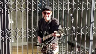 I hear Guitar Sounds in the Laines! With an unique guitar style, Romain Axisa (The Big Push) Busking