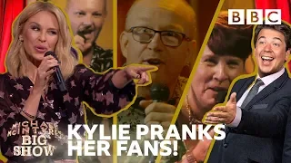 Kylie reacts to surprised fans' hilarious karaoke 🎤 😂 - BBC