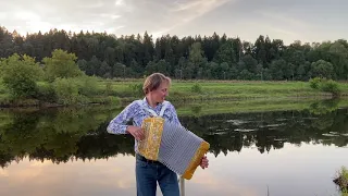 Волжская рапсодия на Москве реке. Играет гармонист Павел Уханов