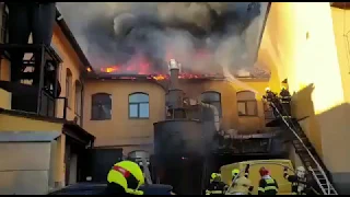 HZS PRAHA: Požár skladu v Praze 8 zaměstnává hasiče z několika jednotek