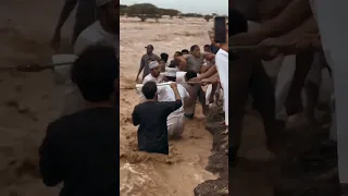 Selfless men Risks their life to Save Children from flash flood  #viral #flood