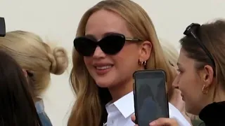Jennifer LAWRENCE is all smiles 😁 @ DIOR Fashion show in Paris, France 26.09.2023 Spring Summer 2024