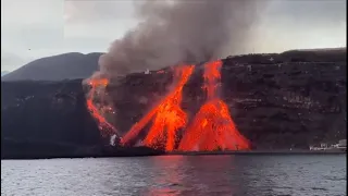 La lava del volcán de La Palma llega al mar en la playa de Los Guirres