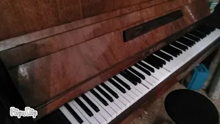 мегалования на старом пианино