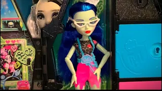 GHOULIA YELPS NEON FRIGHTS SKULLTIMATE SECRETS REVIEW - Monster High