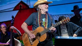 Willie Nelson & Family - Still is Still Moving to Me (Live at Farm Aid 2019)