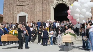 Madre e figlia uccise, in centinaia ai funerali a Samarate