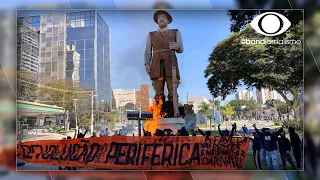 Estátua de Borba Gato é incendiada em São Paulo