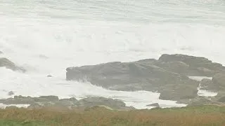 Rafales de vent: les vagues se fracassent sur les côtes à Landunwez dans le Finistère