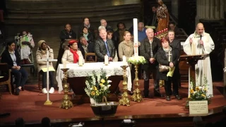 Angèle se lève de sa chaise roulante le lendemain de la prière des malades à St Nicolas des champs