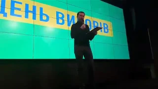 Валерий Жидков прочитал несколько шуток перед журналистами. Они не смеялись