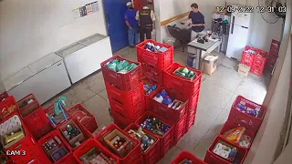 Novos vídeos mostram reação de seguranças a assalto em supermercado