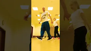 УЧИМСЯ ТАНЦЕВАТЬ ХИП-ХОП 😉💃🕺 #shorts #танцы #dance