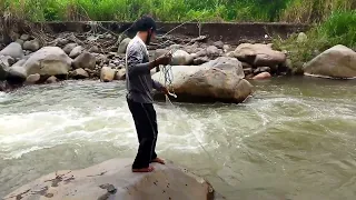 Menangkap ikan di sungai,hasilnya sangat mengejutkan