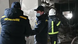 Відео роботи підрозділів ДСНС на місці ліквідації наслідків ракетного удару по Миколаївській ОДА