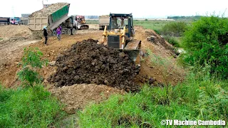 Inteligencia techniques driver skill with dozer pushing soil and dump truck dumping