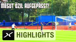 Joachim Löw zeigt Mesut Özil wie man Elfer schießt | DFB-Training in Evian | EM 2016