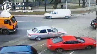 Відео моменту ДТП за участі кількох авто у Львові