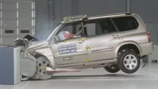 2001 Suzuki Grand Vitara XL-7 moderate overlap IIHS crash test