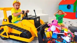 Vlad e Nikita brincam com brinquedos na escavadeira