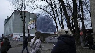 Lviv erneut beschossen, Selenskyj fordert Lieferung schwerer Waffen