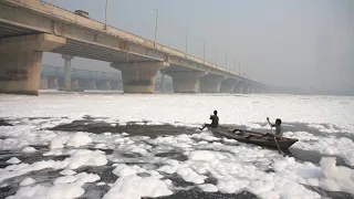 Espuma tóxica cubre el río sagrado Yamuna de la India | AFP