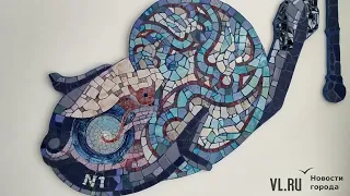 Жемчужина, лобстер, поплавок: общественный туалет во Владивостоке украсили мозаикой и фресками