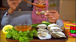 ASMR OYSTERS & NOODLES * اكل المحار والاندومي