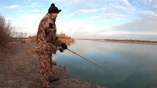 Ловля ЖЕРЕХА на реке ИЛИ , осенью. На спиннинг. Супер РЫБАЛКА. Супер ОТДЫХ. С ночёвкой.