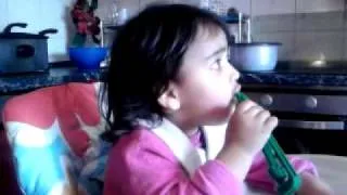 Kleines Mädchen singt Don't Believe von Mehrzad Marashi