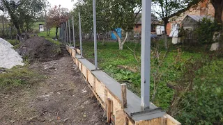 Городимо подвіря 2 Опалубка Перші метри бардюра We are building a new fence2