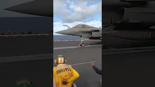 Caça Rafale decolando e pousando no Porta-Aviões George H W  Bush da US Navy.